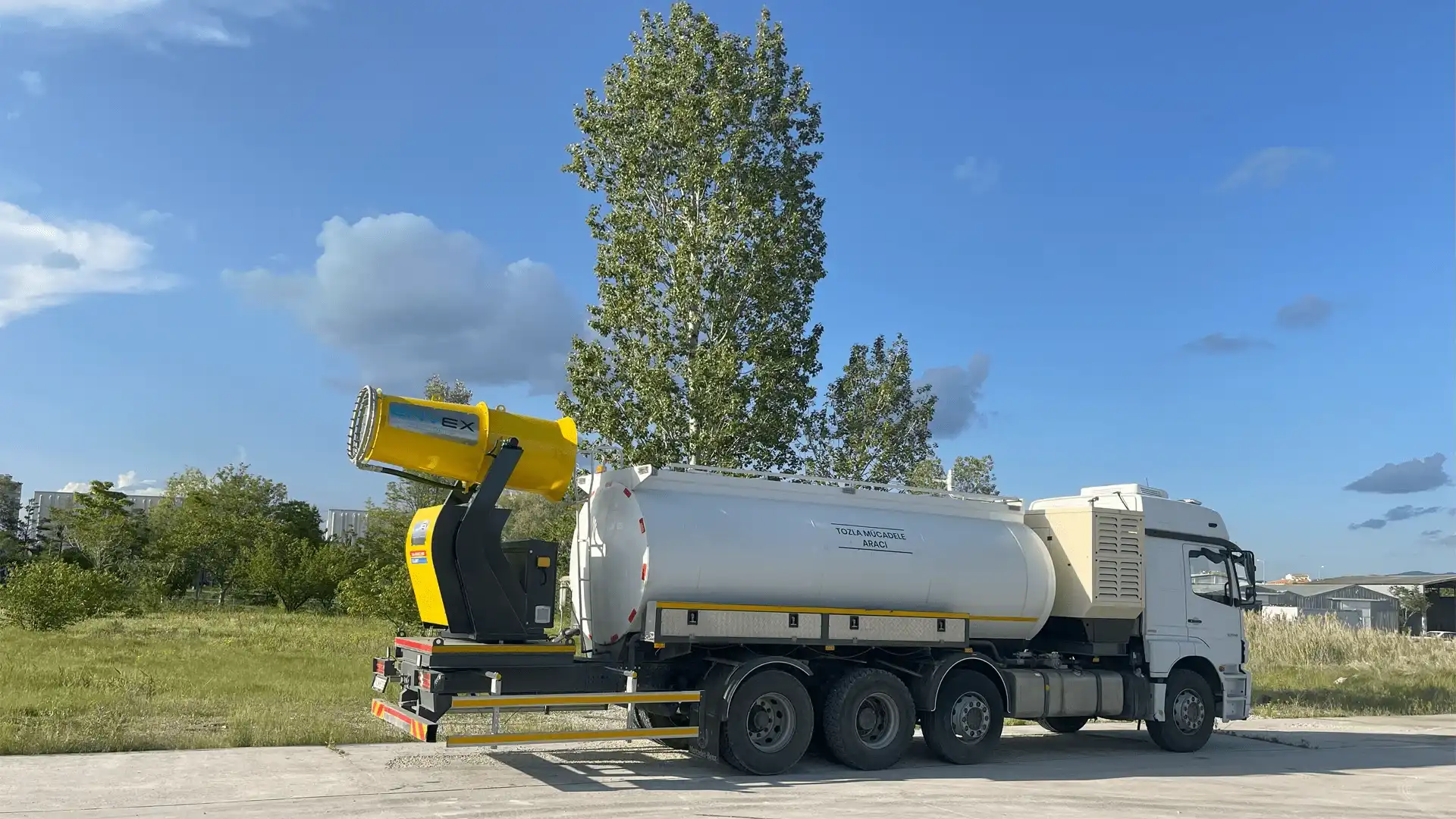 TRUCK Mounted Fog Cannon with Water Tank and Generator A truck-mounted fog cannon system complete with a water tanker and generator.
